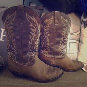 Gently used Womens Cowboy boots. Very comfortable!